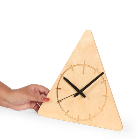 Hana – Triangular Clock